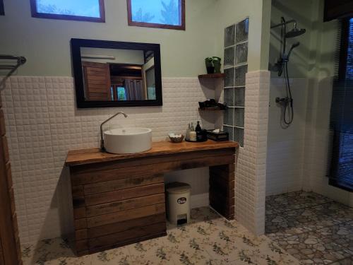 Ein Badezimmer in der Unterkunft Esmeralda View Resort - SHA Extra Plus
