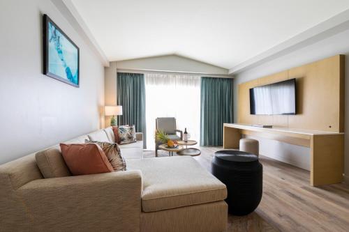 Televisyen dan/atau pusat hiburan di Crowne Plaza Resort Saipan