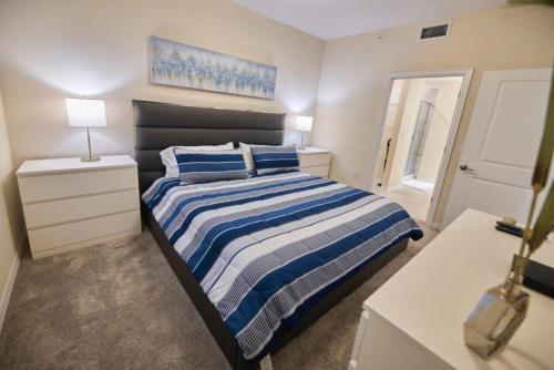 Säng eller sängar i ett rum på Vacation Meadows - Storey Lake #710 by Shine Villas