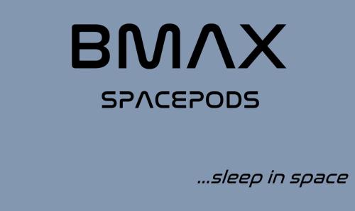 una caja de texto con las palabras bangypods y dormir en el espacio en BMAX SPACEPODS en Pusok