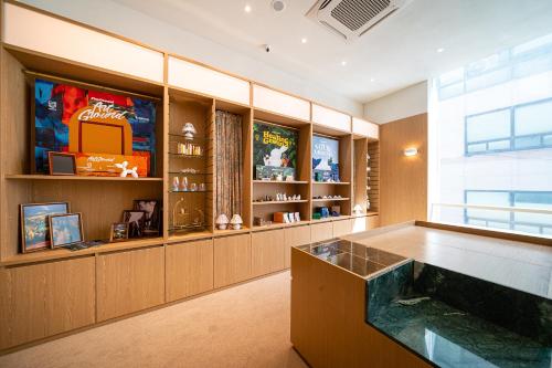une grande chambre avec un aquarium. dans l'établissement The Hyoo Sik ANNK Hong Dae Branch, à Séoul