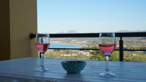two glasses of wine on a table with a view at Großes Haus mit traumhaftem Ausblick in Georgioupolis