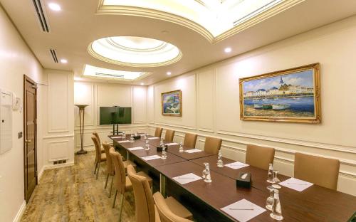 a conference room with a long table and chairs at Sunset Jeddah in Jeddah