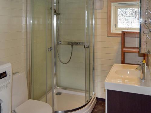 Ένα μπάνιο στο 8 person holiday home in ÅSERAL
