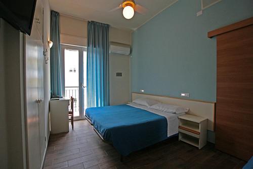 Tempat tidur dalam kamar di Hotel Sayonara