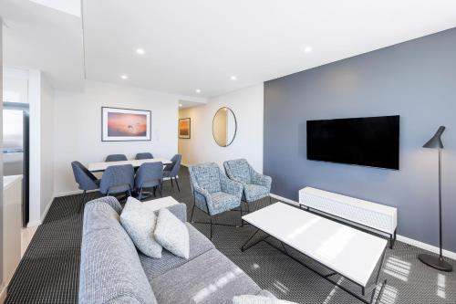 Una televisión o centro de entretenimiento en Meriton Suites Zetland