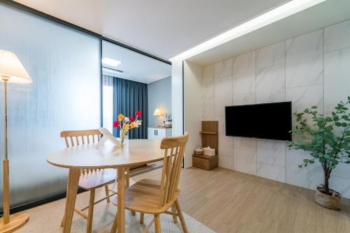 Телевизор и/или развлекательный центр в Urbanstay Jeju Airport