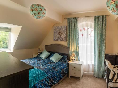 een slaapkamer met een bed en een raam bij Apartment Hole 18 3-4 in Nailsworth