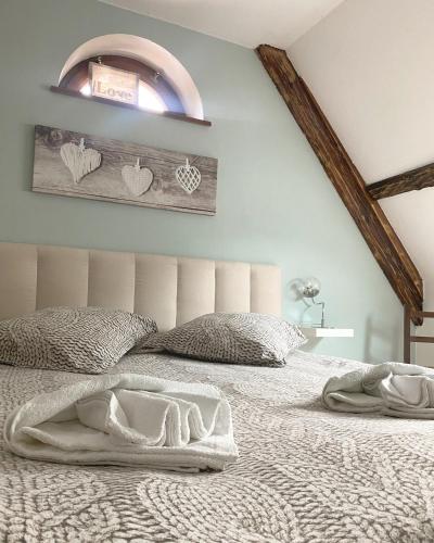 une chambre avec un lit avec une couette blanche dans l'établissement Superbe appartement duplex à Kaysersberg en Alsace, à Kaysersberg