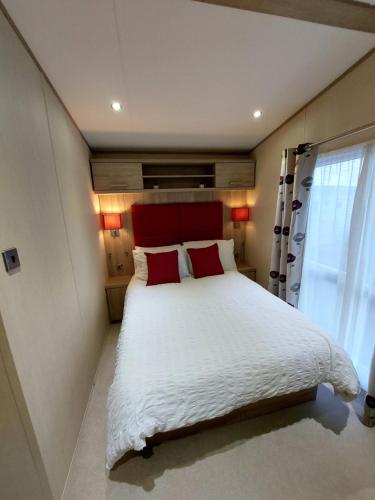sypialnia z dużym łóżkiem i oknem w obiekcie Aurora Way 81 w mieście Lossiemouth