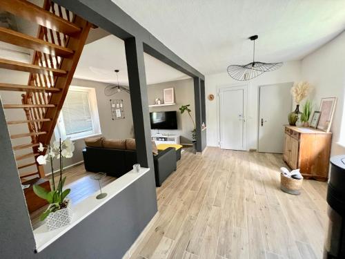 un salon avec un canapé et une table dans l'établissement Superbe appartement duplex à Kaysersberg en Alsace, à Kaysersberg
