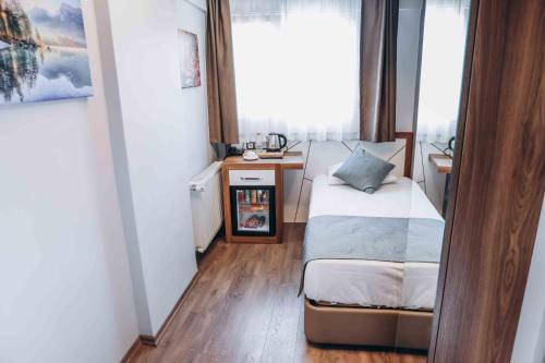 Una cama o camas en una habitación de Hakcan Hotel