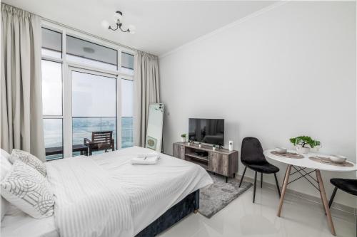 Postel nebo postele na pokoji v ubytování Welcoming Studio in Damac Hills Carson B