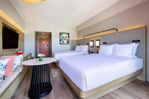 Katil atau katil-katil dalam bilik di Crowne Plaza Resort Saipan