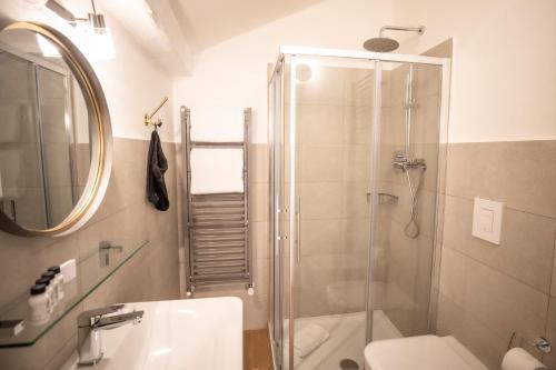 W łazience znajduje się prysznic, toaleta i umywalka. w obiekcie Grand Hotel Duchi d'Aosta Apartments w Trieście