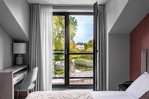 Postel nebo postele na pokoji v ubytování Oginski Hotel