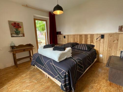 A bed or beds in a room at La Castanea, Charmante maison au pied du Granier