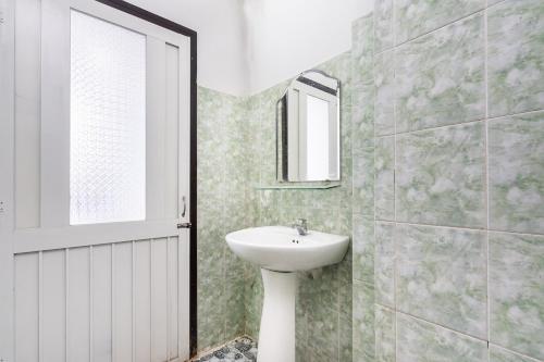 a bathroom with a sink and a mirror at Kh&aacute;ch Sạn Tr&agrave;ng An in Thu Dau Mot