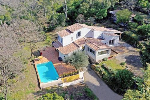 uma vista aérea de uma casa com piscina em Studio en duplex indépendant em Brignoles