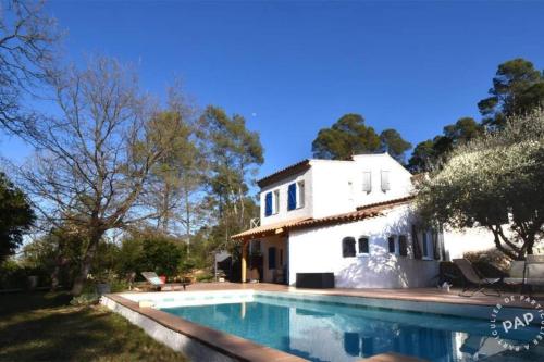 una casa con piscina frente a ella en Studio en duplex indépendant, en Brignoles