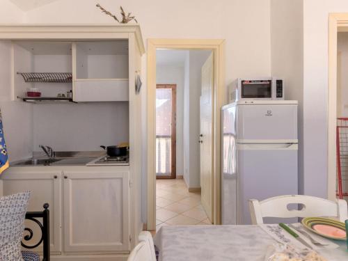 Kuchyň nebo kuchyňský kout v ubytování Cosy apartment in Aglientu with private terrace