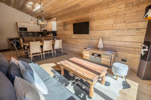 un salon avec un canapé et une table dans l'établissement Sherpa 17 with sauna - Mottaret's snowfront, à Méribel