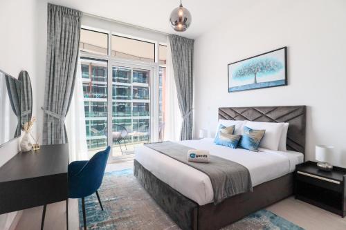 sypialnia z łóżkiem, biurkiem i oknem w obiekcie HiGuests - Spacious Apt Near Zabeel Park With Panoramic Views w Dubaju