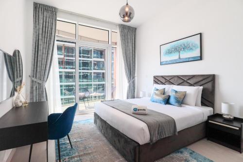 a bedroom with a bed and a desk and a window at HiGuests - Spacious Apt Near Zabeel Park With Panoramic Views in Dubai