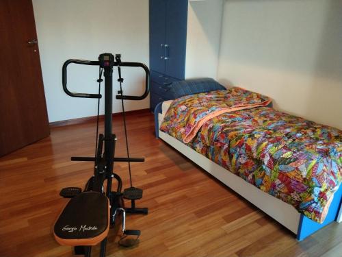 una cámara en un trípode junto a una cama en Casa Luigi, en Montesilvano