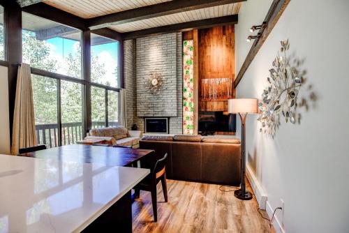 Köök või kööginurk majutusasutuses Tamarisk Telemark Condo: Great Location, Remodeled