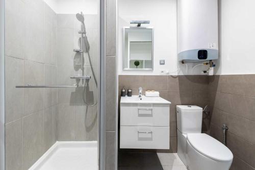 a bathroom with a toilet and a sink and a shower at CMG - Bel appartement - 5 min à pied du Palais des Festivals in Cannes