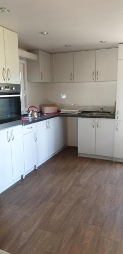 Una cocina o zona de cocina en Wilimy Domek przy plaży jeziora Dadaj