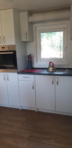 Una cocina o zona de cocina en Wilimy Domek przy plaży jeziora Dadaj