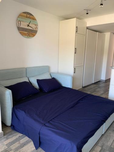 - une chambre avec un grand lit bleu et un canapé dans l'établissement Appartement 4 étoiles Golfe de St Tropez, à Cogolin