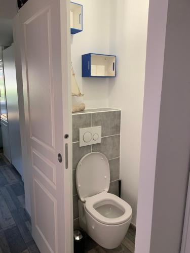 une salle de bain avec des toilettes blanches dans une chambre dans l'établissement Appartement 4 étoiles Golfe de St Tropez, à Cogolin