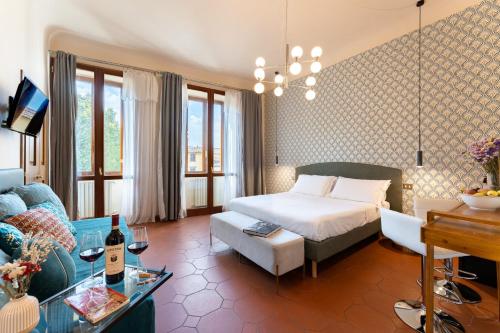 um quarto de hotel com uma cama e um sofá em SPIRIT OF FLORENCE Boutique Rooms em Florença