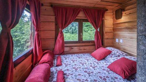 1 dormitorio con 1 cama en una cabaña de madera en Tree House Gorski Lazi, en Tršće