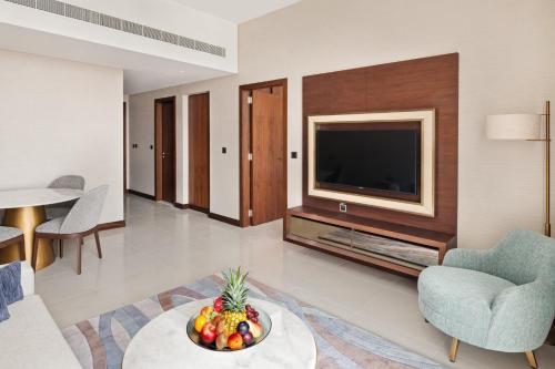 Posezení v ubytování Holiday Inn Dubai Al-Maktoum Airport by IHG