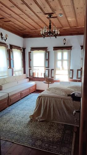 a bedroom with a large bed and windows at Çamlıca Konak Çarsı in Safranbolu