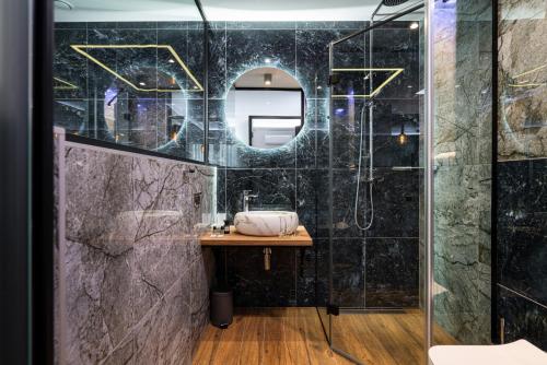 Salle de bains dans l'établissement Stacja Galicja Rooms blisko Energylandia