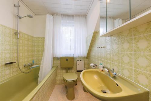 ein Badezimmer mit einem Waschbecken, einem WC und einer Badewanne in der Unterkunft Fewo Röspe in Erndtebrück