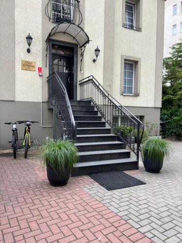 un edificio con escaleras y una bicicleta estacionada frente a él en Villa Admiral, en Gdynia