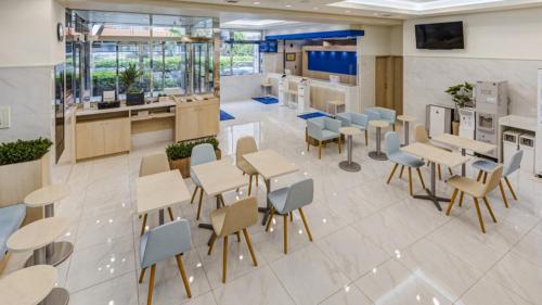 a restaurant with tables and chairs in a room at Toyoko Inn Tozai-sen Kiba-eki in Tokyo