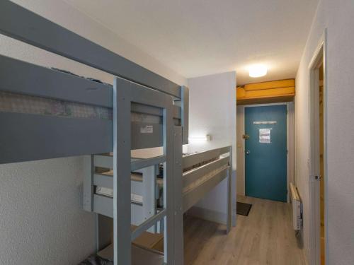 ラ・モンジーにあるStudio La Mongie, 1 pièce, 5 personnes - FR-1-404-54の二段ベッドと廊下が備わる客室です。