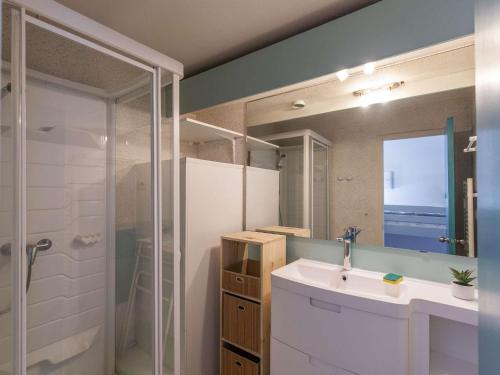 une salle de bain avec un lavabo, une douche et un miroir dans l'établissement Studio cabine pour 5 personnes avec balcon à La Mongie - Animaux admis - FR-1-404-54, à La Mongie