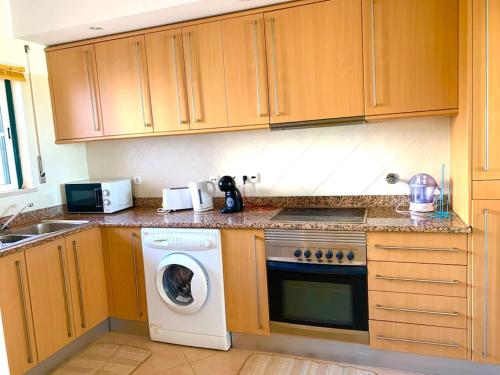 Kuchyň nebo kuchyňský kout v ubytování Casa Da luz 5 - st james apt 2 bedrooms , Amazing sea view , pool , wifi