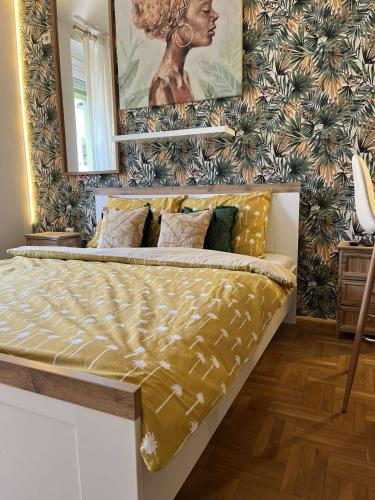 uma cama grande num quarto com uma parede em Vert Cozy Apartment Free Parking em Novi Sad