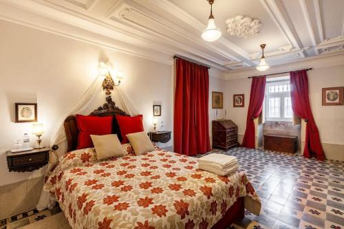 una grande camera da letto con un grande letto con cuscini rossi di Casa de Sequeiros a Baião