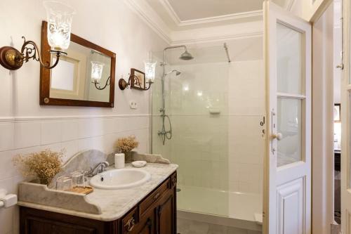 uma casa de banho com um lavatório e um chuveiro em Casa de Sequeiros em Baião