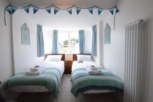 ソープネスにある4 The Dunes, Thorpenessの青と緑のベッドルーム内のベッド2台